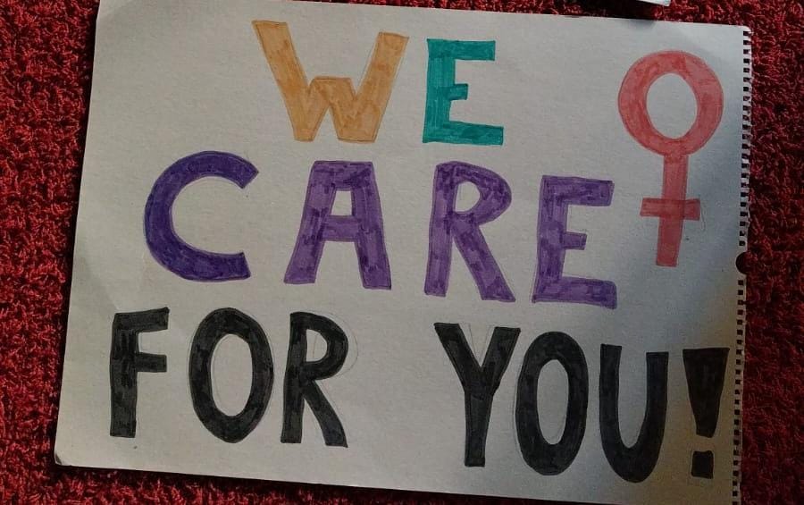 Plakat mit dem Text 'We care for you!' in bunt