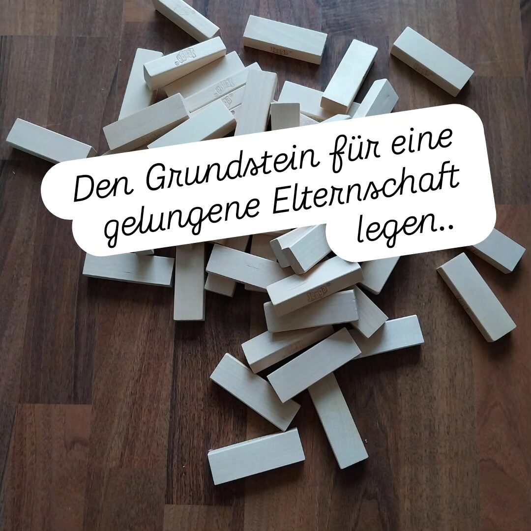 Holzbausteine chaotisch angeordnet und Text 'Den Grundstein für eine gelungene Elternschaft legen'